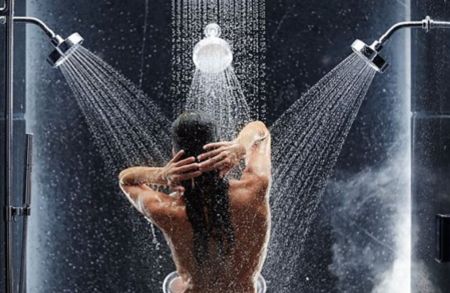 Змиває тривогу та безсоння: чому лікарі радять приймати душ у темряві