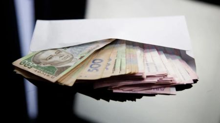 Прірва у 60 тисяч: Держстат назвав галузі з найвищими та найнижчими зарплатами в Україні