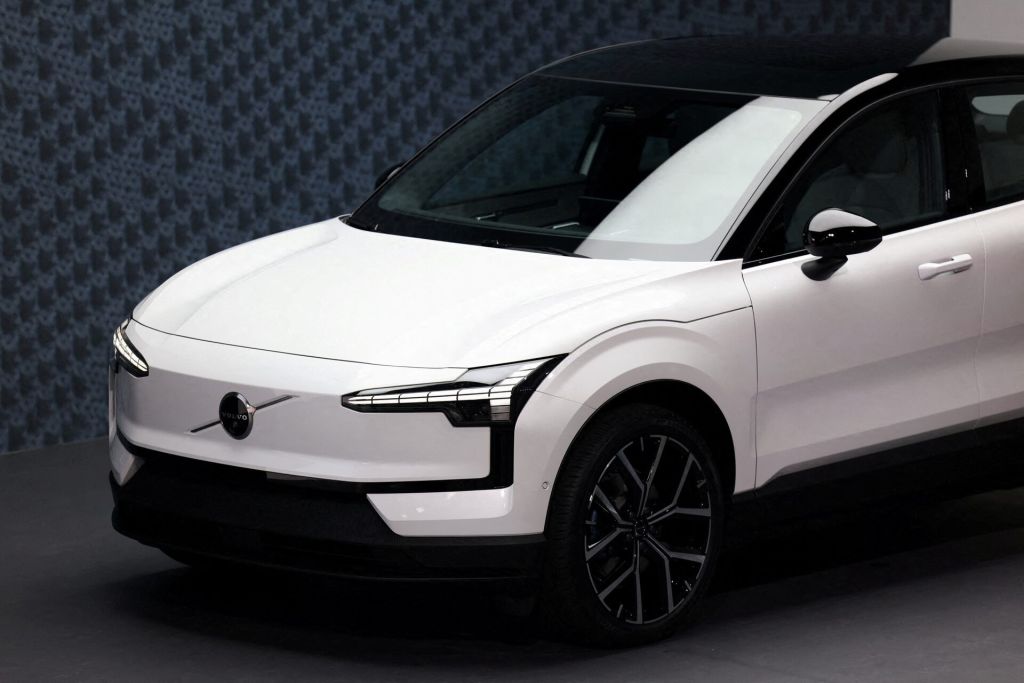 Volvo відкликає тисячі електрокарів через загрозу самозаймання