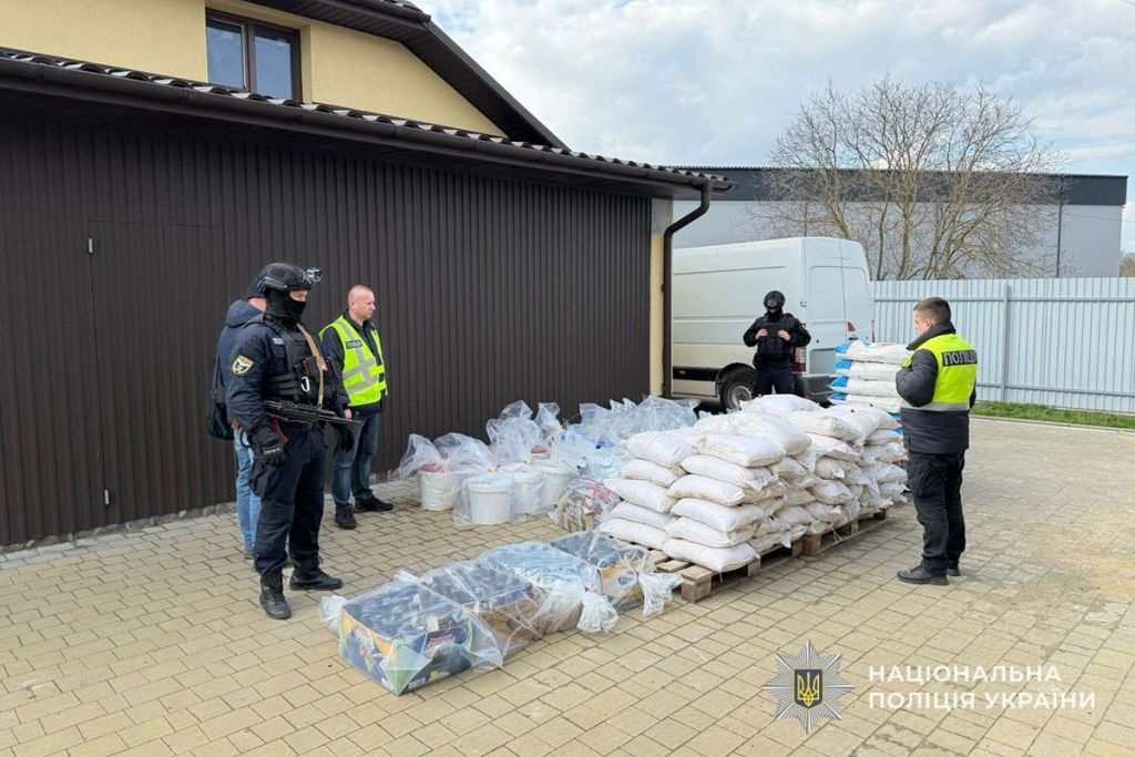 Мільйонні прибутки та тонни сировини: поліція ліквідувала потужний наркосиндикат