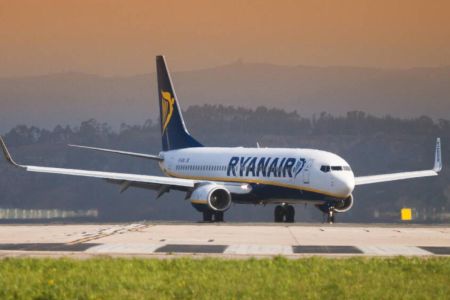 Дебош у небі: пасажир Ryanair напав на стюарда і зірвав посадку літака