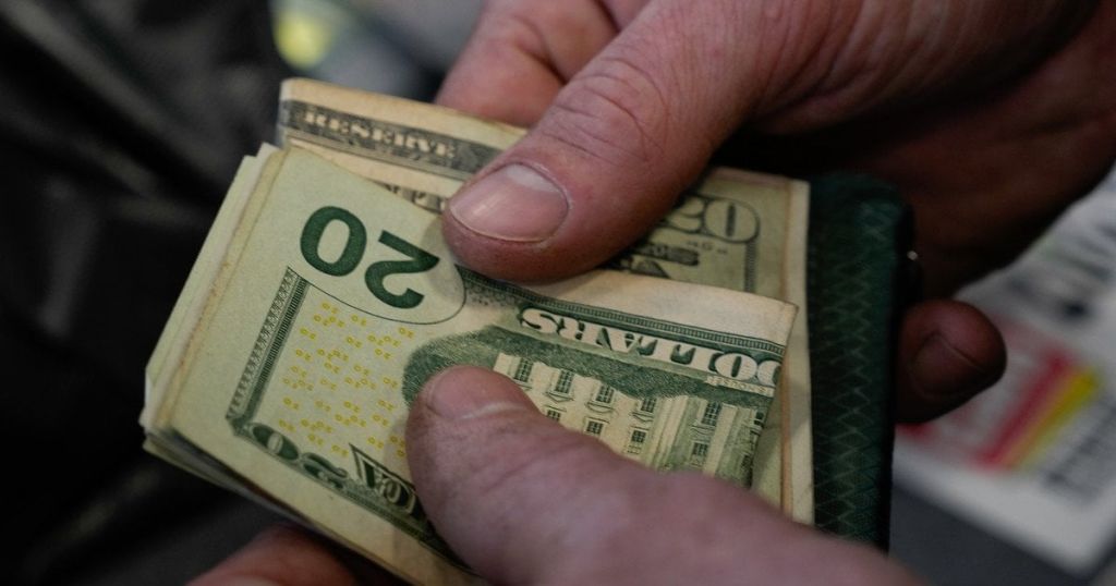 Долар пішов угору: НБУ встановив новий курс валют на вихідні