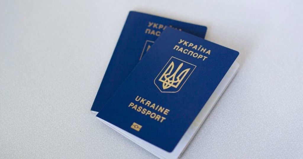 Розвернуть прямо на кордоні: які закордонні паспорти українців стали недійсними