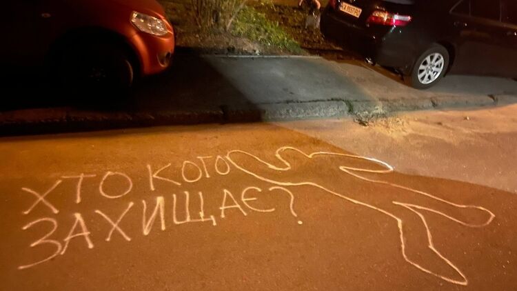 «Хто кого захищає?»: на місці теракту в Києві з’явилося графіті