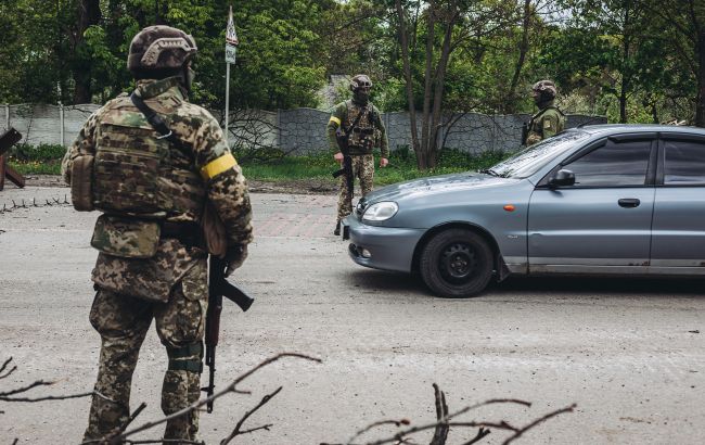 ТЦК на блокпостах: кого зупиняють і чи мають право витягувати водіїв з авто