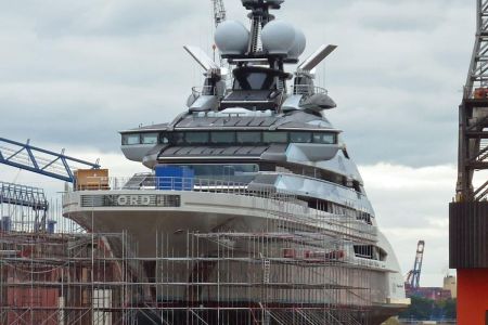 Зелений коридор для олігарха: Іран пропустив яхту Мордашова через заблоковану протоку