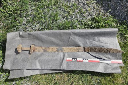 У Норвегії школяр випадково натрапив на 1300-річний меч вікінгів