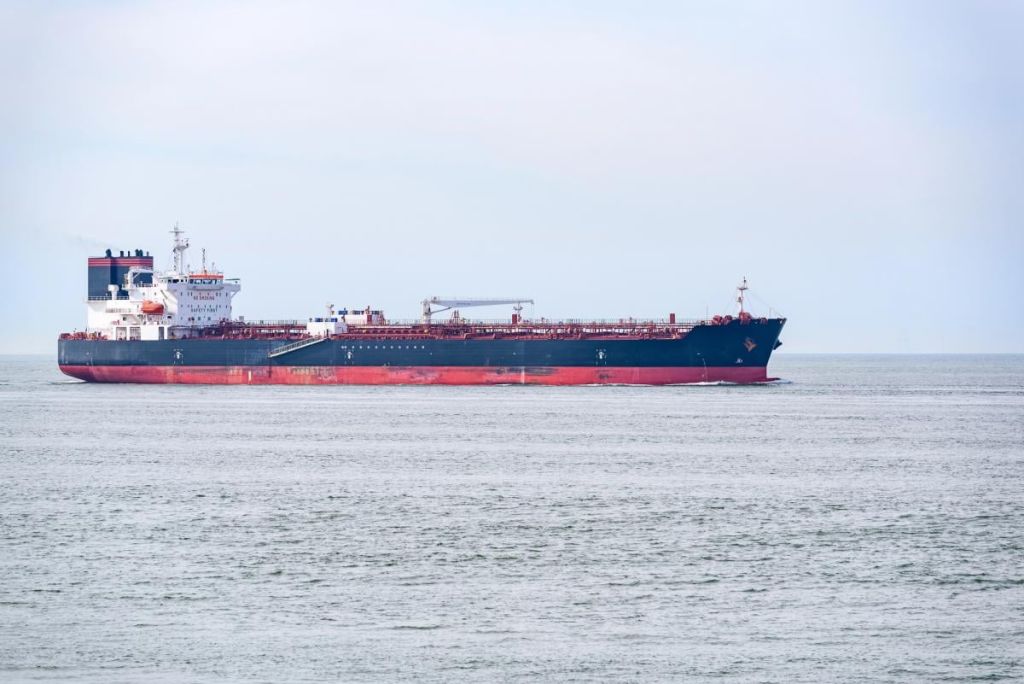 Вимкнули радари і пішли на пролом: нафтові танкери прорвали блокаду в Ормузькій протоці