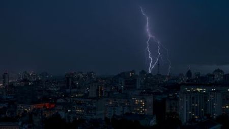 Негода йде на Київ: синоптики попередили про шквали до 20 м/с