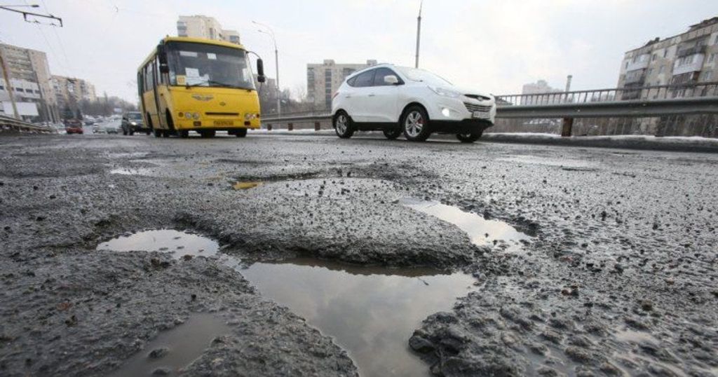 Українців почали штрафувати за ями на дорогах: що треба знати водіям