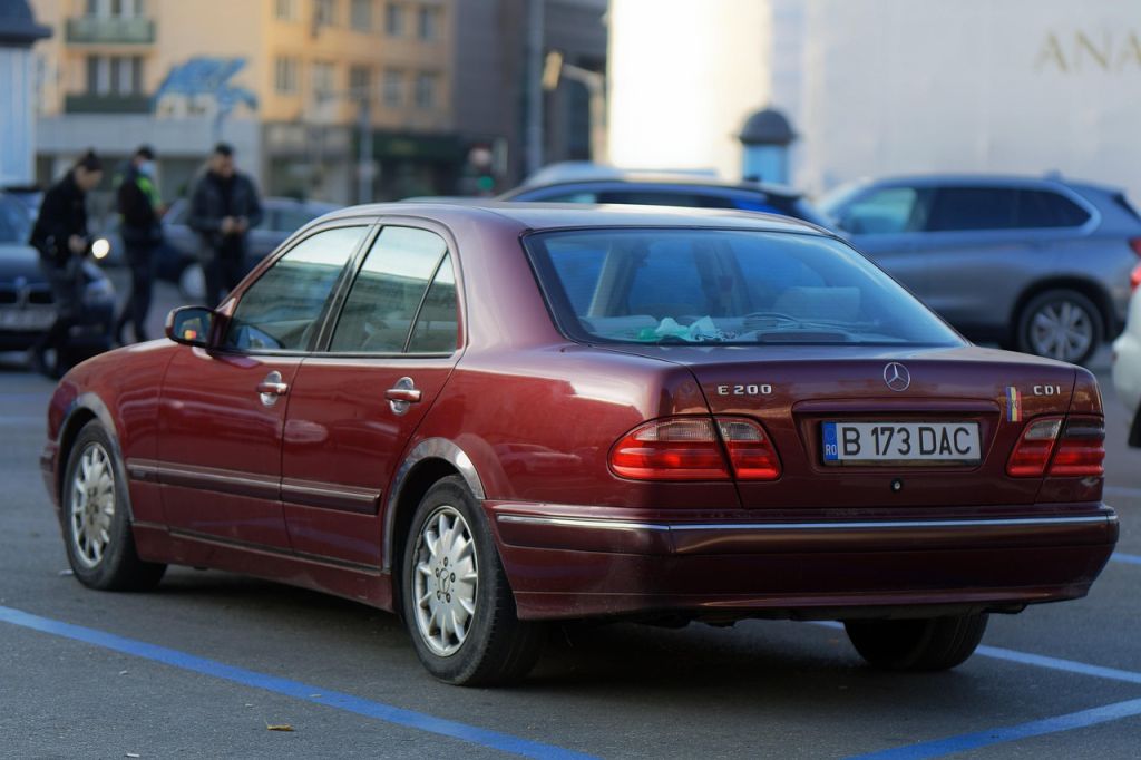 Українцям розповіли, як орендувати авто за кордоном: які документи потрібно мати і до чого готуватися Оренда авто / © pixabay.com