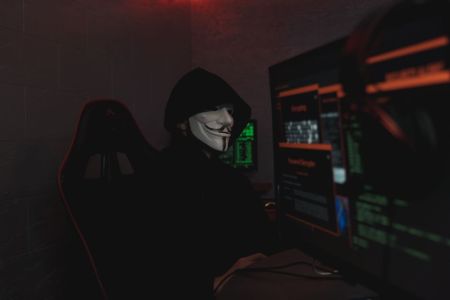 Шахраї розсилають рахунки за світло від імені Міненерго: чим це загрожує українцям Шахраї / © pexels.com