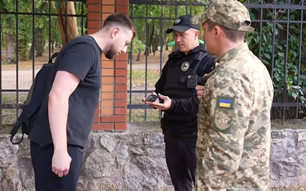 Адвокат пояснив, чи можна знімати працівників ТЦК на відео: що дозволяє закон ТЦК / Фото з відкритих джерел
