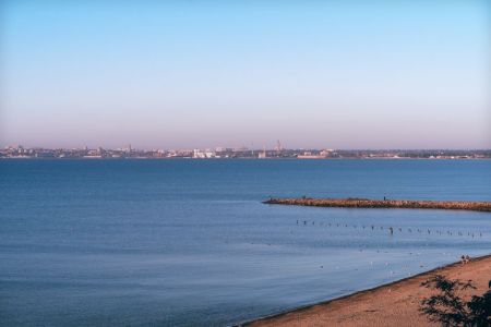 На одеських пляжах дозволили купатися: де вже стартував сезон Пляжі / © pexels.com