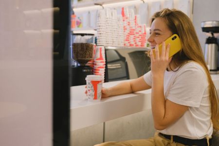 Київстар, Vodafone та lifecell можуть скасувати абонплату: як пропонують рахувати гроші Мобільні оператори / © pexels.com
