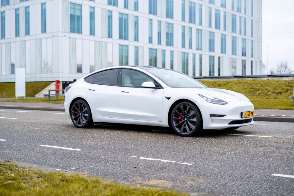 Tesla Model 3 / © unsplash.com