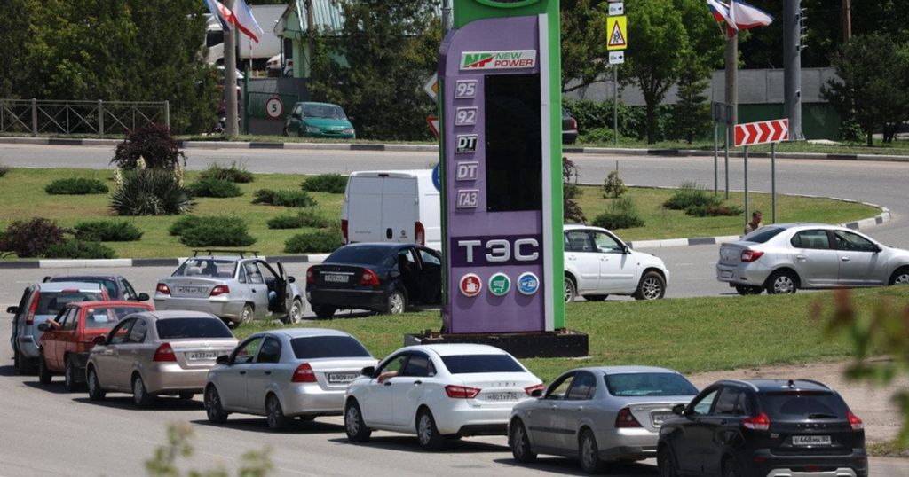У Криму продають бензин за QR-кодами: як удари ЗСУ змінили життя на півострові Крим / Фото з відкритих джерел