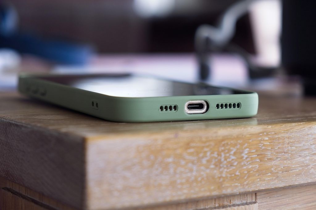 На кордоні масово ловлять “сірі” iPhone: гаджети ховали під одягом і в панелі авто IPhone / © pixabay.com