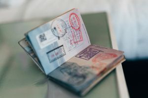 Українців почали не пускати за кордон: які паспорти більше не визнають Закордонний паспорт / © unsplash.com