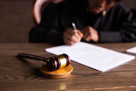 Суд заборонив затримувати пенсії українцям: кого стосується нове рішення Судове рішення / © pexels.com