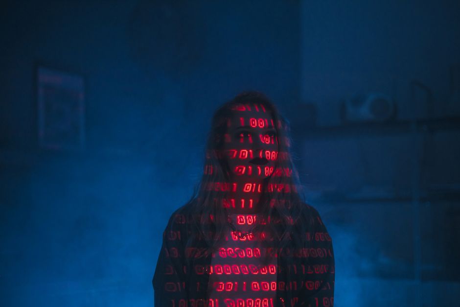 ШІ навчив шахраїв красти гроші за хвилини: які схеми вже спустошують рахунки українців Штучний інтелект / © pexels.com