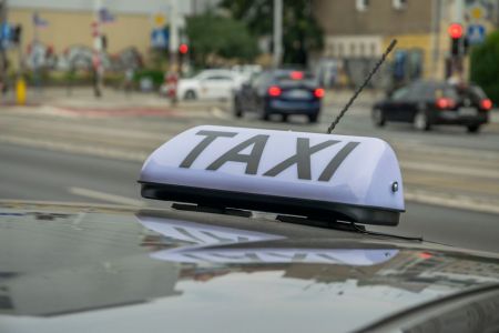 У Польщі закручують гайки для українських таксистів: без нової довідки можуть відсторонити від роботи Таксі / © pexels.com