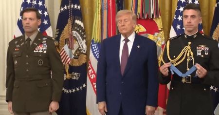 Трамп зав’язав медаль вузлом на шиї героя: курйоз потрапив на відео Трамп / Фото з відкритих джерел