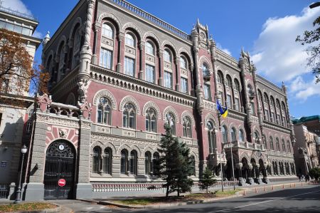 Гроші на картку закинути стане важче: НБУ запустив жорсткий сценарій для терміналів НБУ / Фото з відкритих джерел