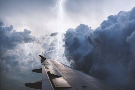 Блискавка вдарила в літак: пілот пояснив, чому це не найстрашніше в небі Літак / © pixabay.com