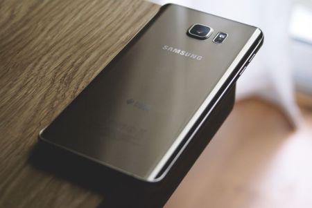 Смартфони Samsung навчилися заряджати інші гаджети: які 5 пристроїв це підтримують Samsung / © pexels.com