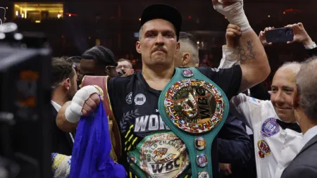 Усик віддав чемпіонські пояси: у мережі заговорили про його політичні амбіції Усик / Фото з відкритих джерел