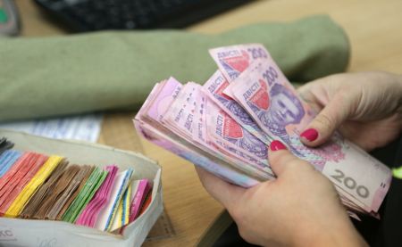 Зарплати / Фото з відкритих джерел
