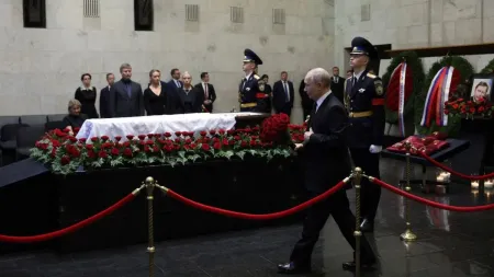 Путін надовго затримався біля труни Іванова: що сталося на церемонії прощання в Москві Путін / Фото з відкритих джерел