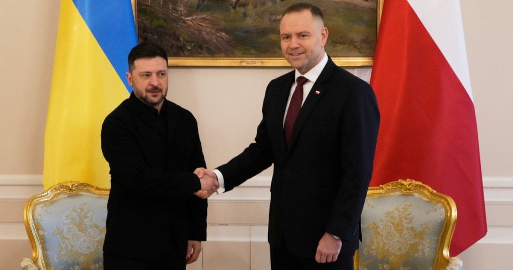 Українці висміяли скандал з орденами між Києвом і Варшавою: які меми заполонили Мережу