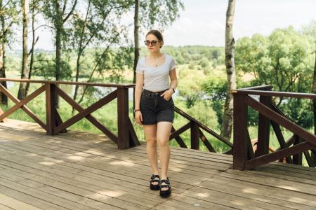 Шорти цього літа носять по-новому: без яких моделей не обійдеться жодна модниця Шорти / © pexels.com