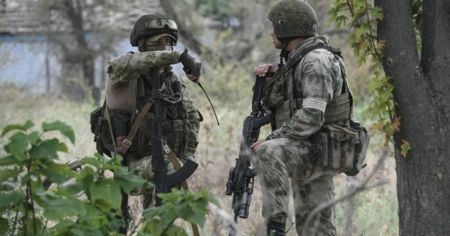 Росіяни вже економлять пальне на фронті: окупанти дедалі частіше йдуть у бій пішки Росія / Фото з відкритих джерел