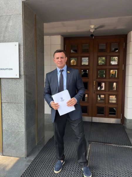 У лоферах за 900 євро і з салом у сумці: Тищенко влаштував шоу в суді Тищенко / Фото з відкритих джерел