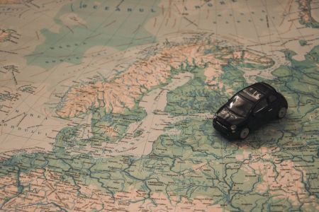 Поїздки Європою б’ють по кишені: скільки тепер доведеться платити водіям Авто / © pexels.com