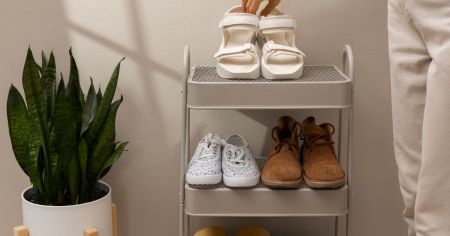 Взуття більше не валятиметься під дверима: 5 рішень для тісного коридору Взуття / Фото з відкритих джерел
