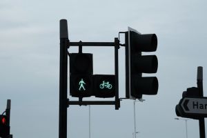 Переходити дорогу “як зручно” більше не вийде: за які порушення штрафують пішоходів Пішоходи / © unsplash.com