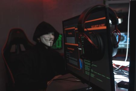 Шахраї масово розсилають небезпечні листи: у ПриватБанку пояснили, що не можна відкривати Шахраї / © pexels.com