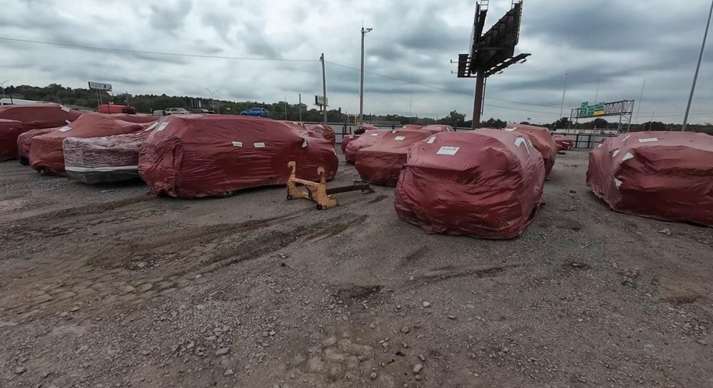 У США знайшли дивне кладовище машин у червоній плівці: чому їх не можна чіпати Автомобілі / Фото з відкритих джерел
