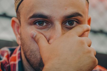 Люди, які відводять погляд, не завжди брешуть: психологи пояснили справжню причину Психологія / © pexels.com