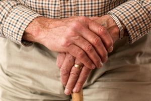 Пенсіонерів атакує нова схема шахраїв: аферисти видають себе за СБУ та поліцію Пенсіонери / © pixabay.com