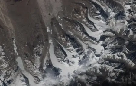 Льодовики стікають із Гімалаїв: астронавтка NASA показала рідкісний кадр із космосу Льодовики / Фото з відкритих джерел