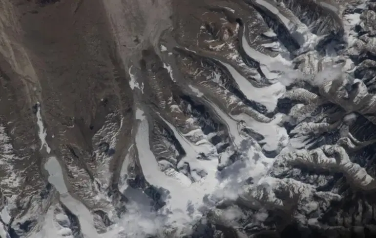Льодовики стікають із Гімалаїв: астронавтка NASA показала рідкісний кадр із космосу Льодовики / Фото з відкритих джерел