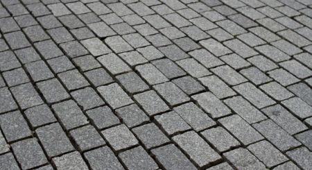 Бруківка більше не в моді: чим українці все частіше замінюють доріжки біля будинку Бруківка / Фото з відкритих джерел