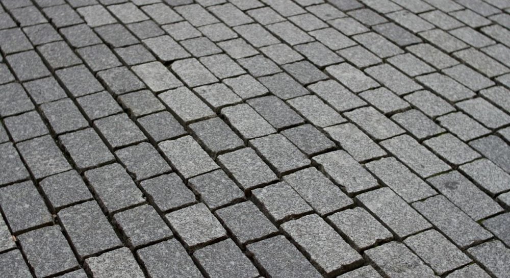 Бруківка більше не в моді: чим українці все частіше замінюють доріжки біля будинку Бруківка / Фото з відкритих джерел