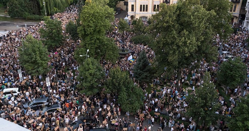 У центрі Києва четвертий день протестують через Федорова: які вимоги скандують під театром Франка Київ / Фото з відкритих джерел