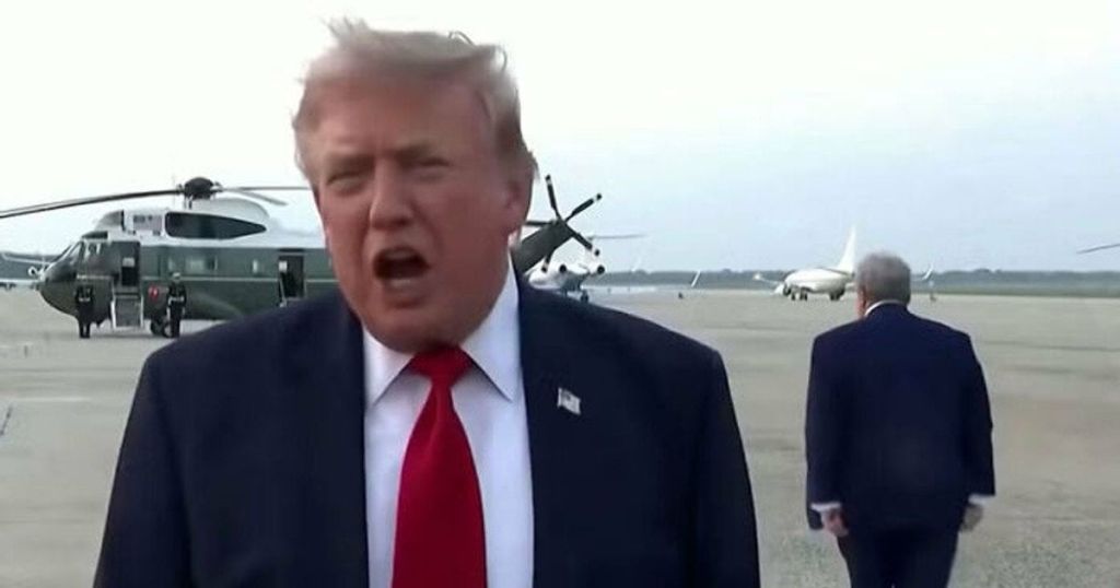 “Запасний Трамп” наробив галасу: кого помітили біля літака президента США Дональд Трамп / Фото з відкритих джерел